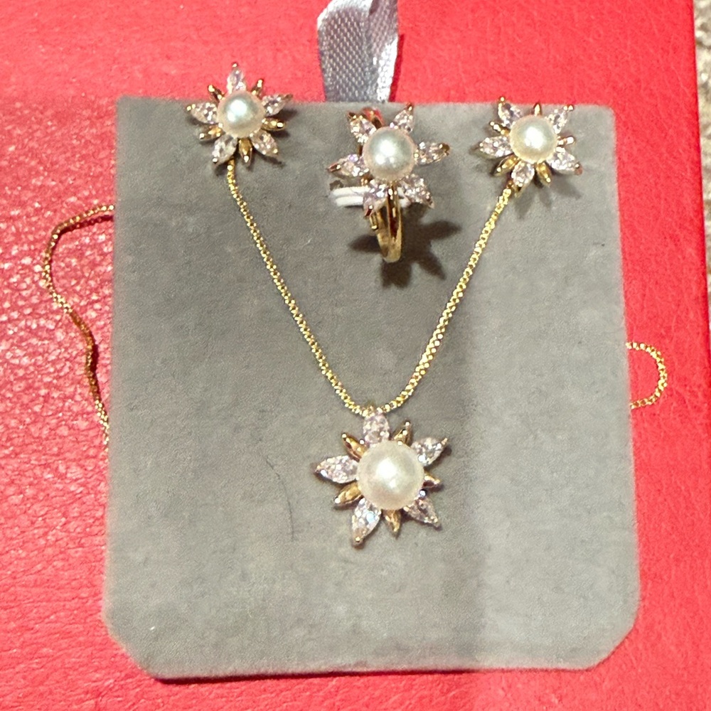 Elegant Gold and Pearl Jewelry Set